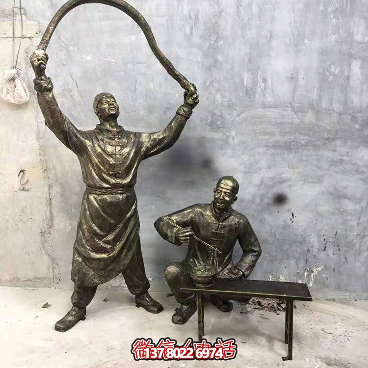 仿銅人物雕塑，裝點現(xiàn)代城市街道
