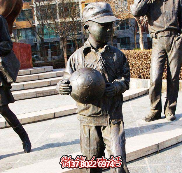 鑄銅雕塑，點綴小學廣場，傳遞小學生足球精神
