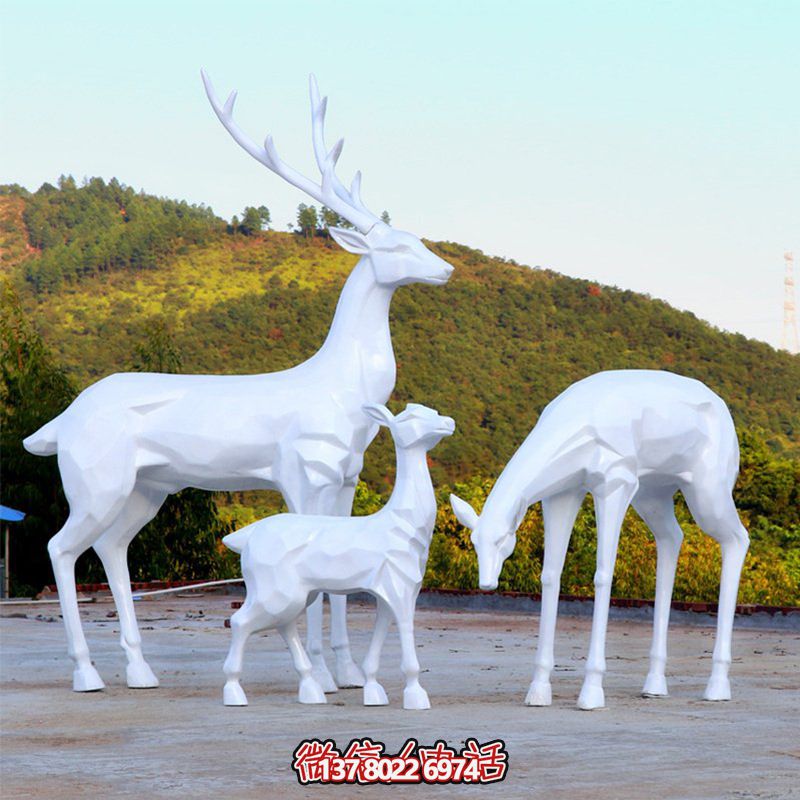 玻璃鋼梅花鹿雕塑，讓一家三口在公園戶外玩耍