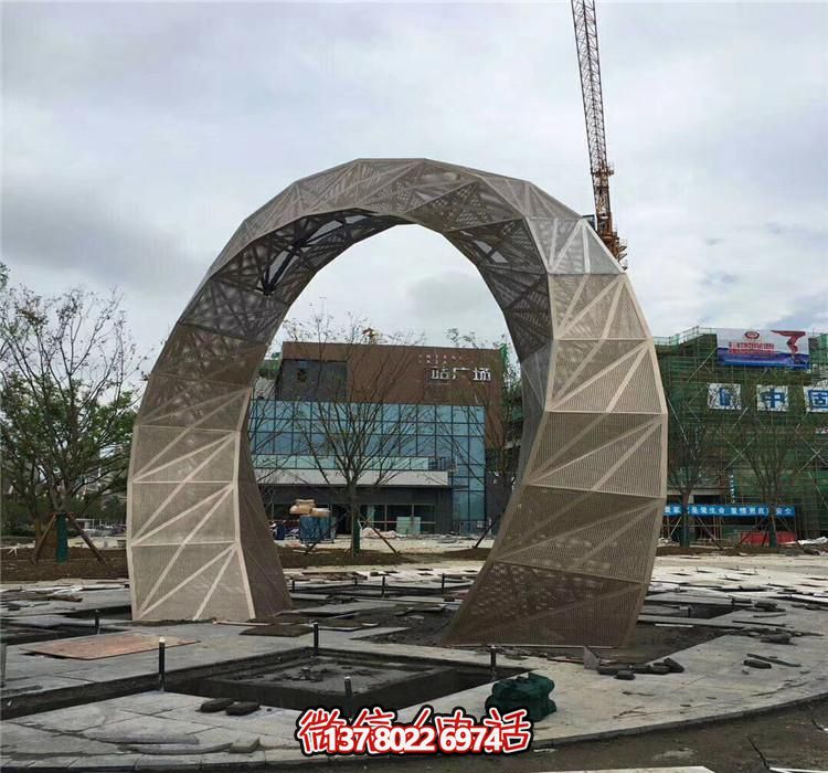不銹鋼網(wǎng)格拱門雕塑，點(diǎn)綴廣場