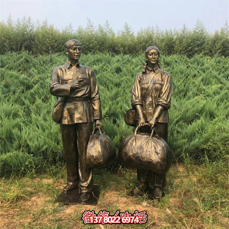 手工雕刻民俗小品，玻璃鋼仿銅人物拿行李的車站裝飾品