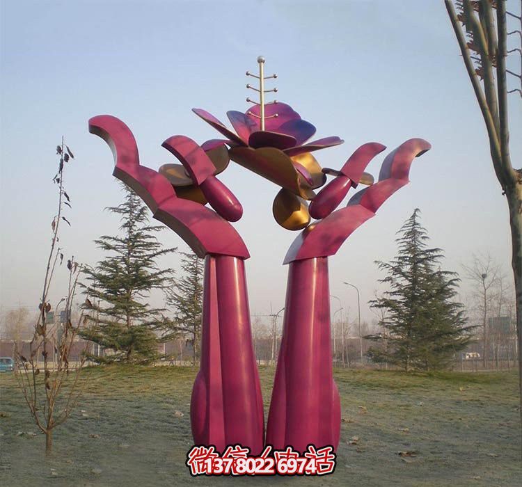 不銹鋼雕塑——用手捧花朵，點綴公園抽象美