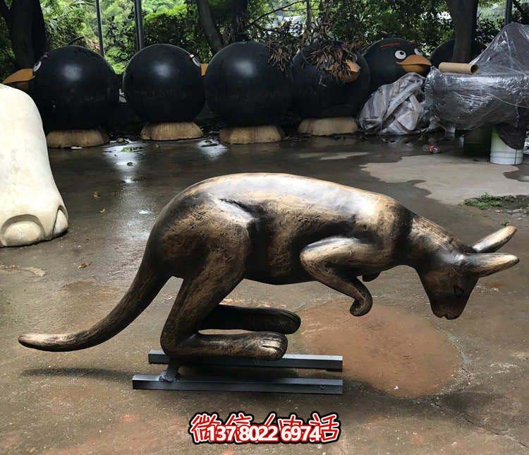 不銹鋼袋鼠雕塑，擺放于大型廣場(chǎng)