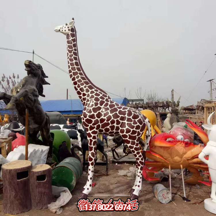 玻璃鋼長頸鹿雕塑，為戶外園林景觀增色