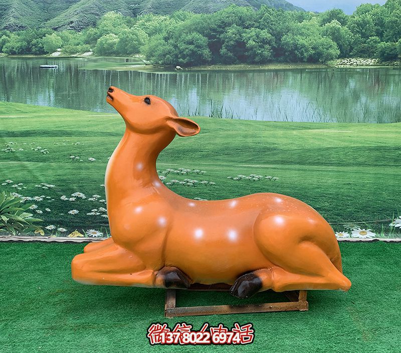 梅花鹿雕塑，繽紛草坪上添彩