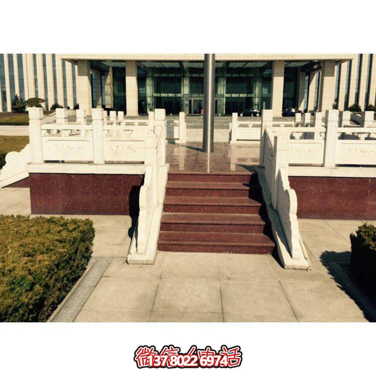 精美雕塑裝飾欄桿，增添學(xué)校廣場升旗臺象征意義