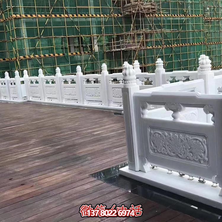 絢麗多彩的防護欄桿，為河道升旗臺打造夢幻般的園林雕塑