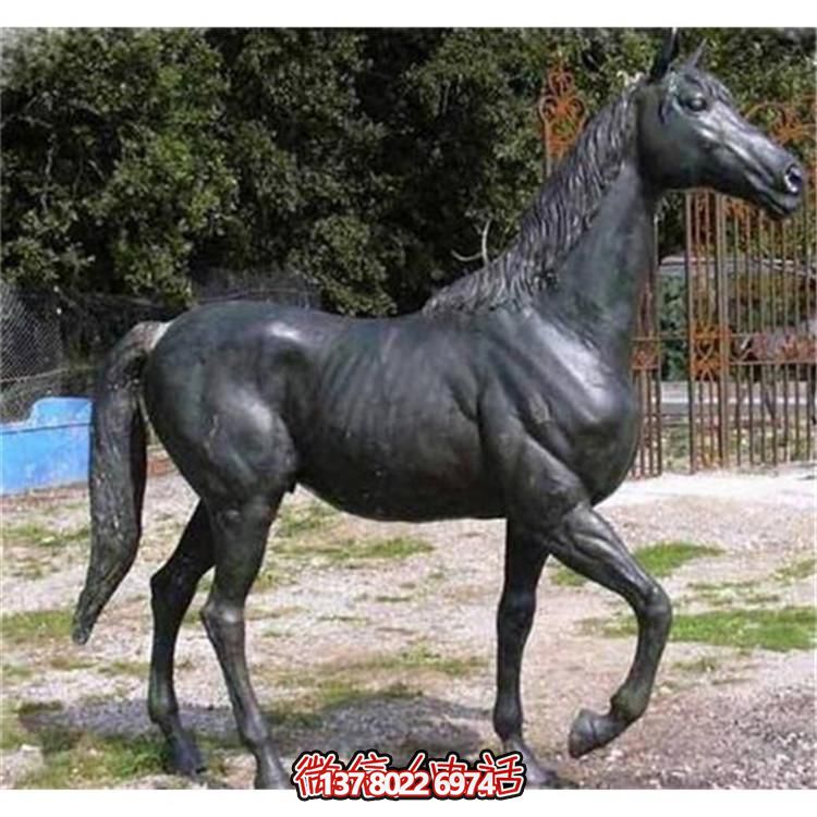 玻璃鋼仿銅馬雕塑，為園林廣場增添獨(dú)特魅力