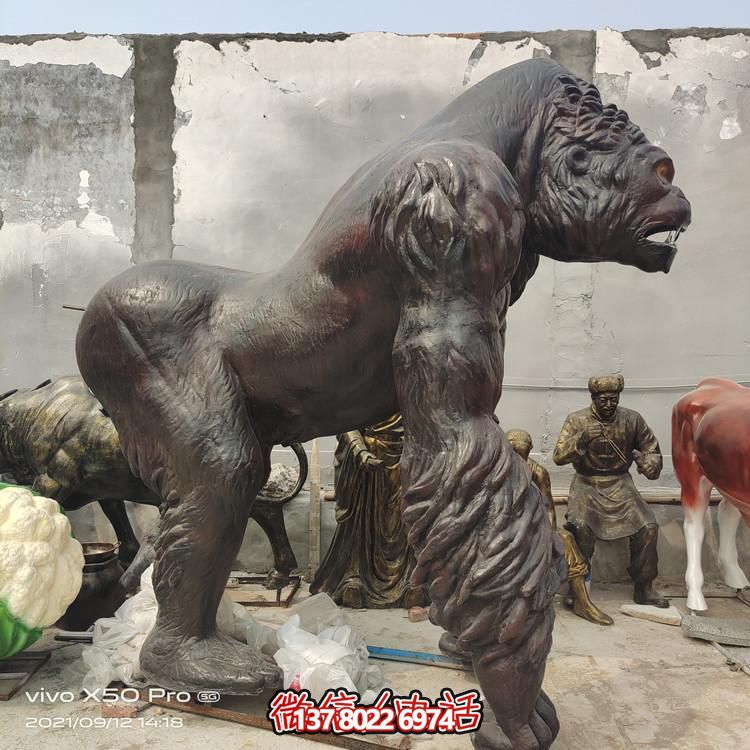 仿真玻璃鋼大猩猩雕塑，給游樂(lè)園帶來(lái)新的樂(lè)趣