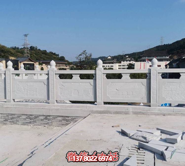 精美大理石雕塑，飾以圍欄的戶外河道裝飾