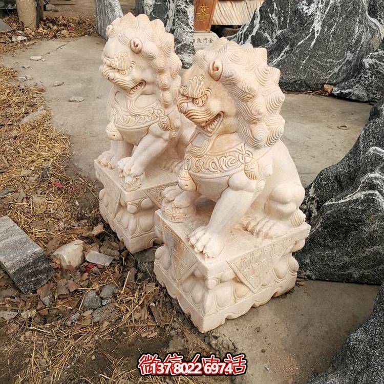 精美大理石雕刻石獅子，為酒店門口添彩晚霞紅