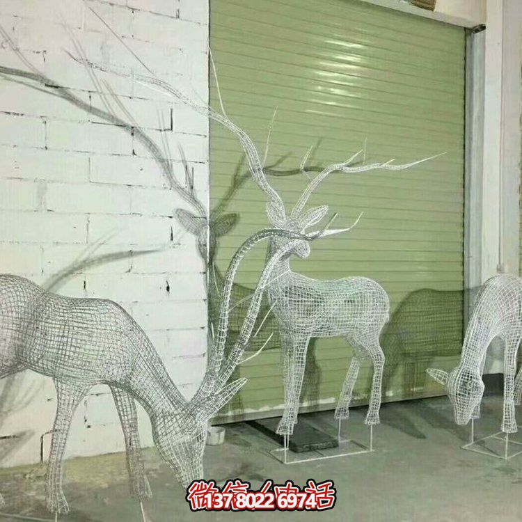 不銹鋼鏤空網(wǎng)格鹿燈光亮化擺件，為公園草坪上裝飾增添精彩