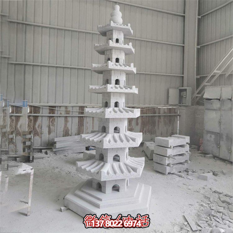 天然青石多層石佛塔，雕刻精美，為寺廟擺放