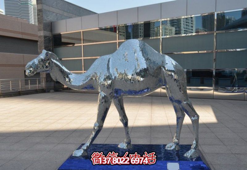 不銹鋼駱駝雕塑，為廣場添彩