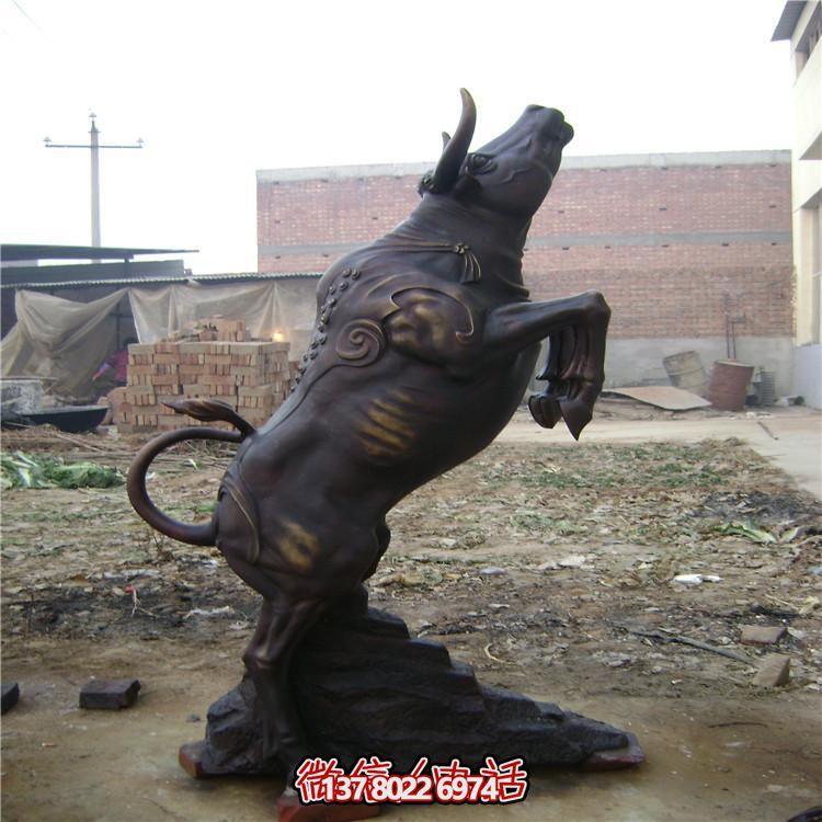 牛年奮進(jìn)雕塑，玻璃鋼仿銅戶外景區(qū)農(nóng)耕積極雕塑