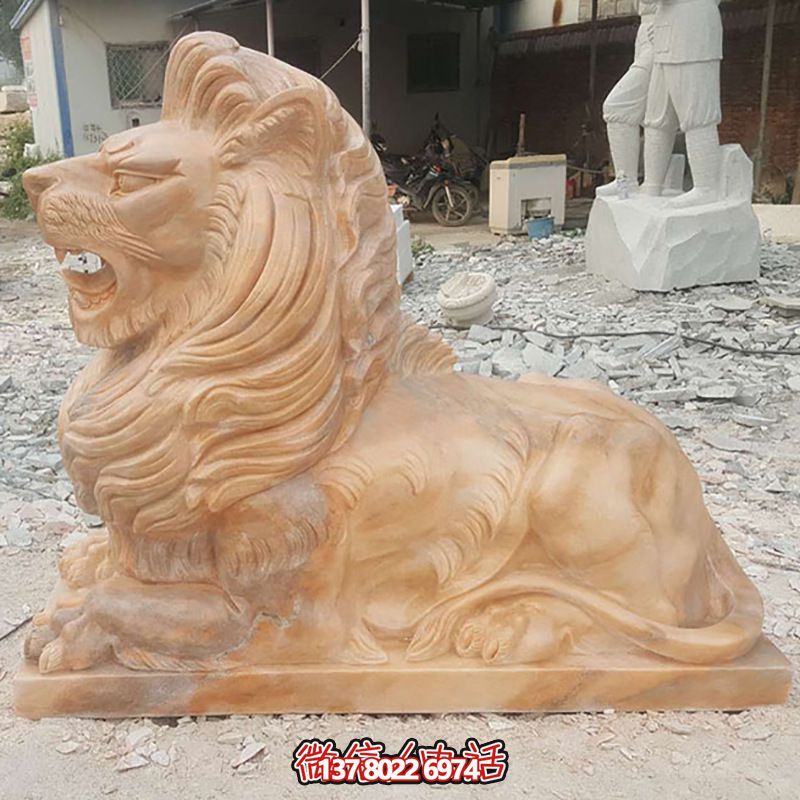 兇猛獅子紅石雕臥著雕塑，為公園景區(qū)添彩晚霞之美