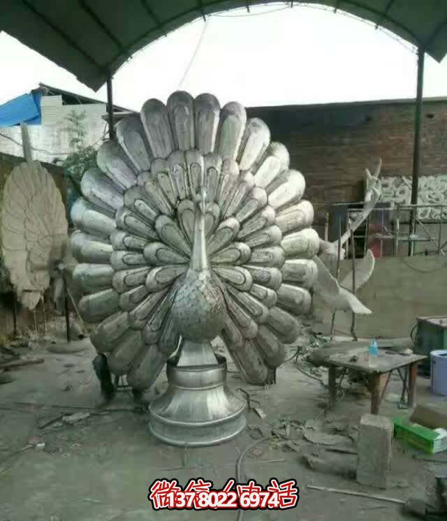 玻璃鋼孔雀雕塑，讓大型酒店里開(kāi)屏舊的神韻