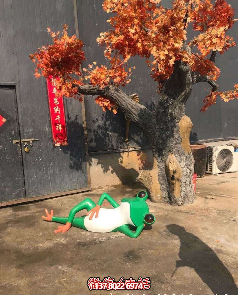 玻璃鋼雕塑躺臥青蛙，給公園增添美感