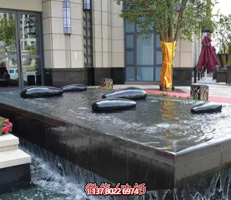 創(chuàng)意水中鵝卵石雕塑，為酒店池塘帶來抽象美感