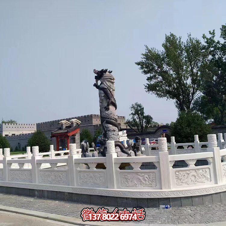 漢白玉石雕欄板，為景區(qū)水池提供防護(hù)及園林裝飾