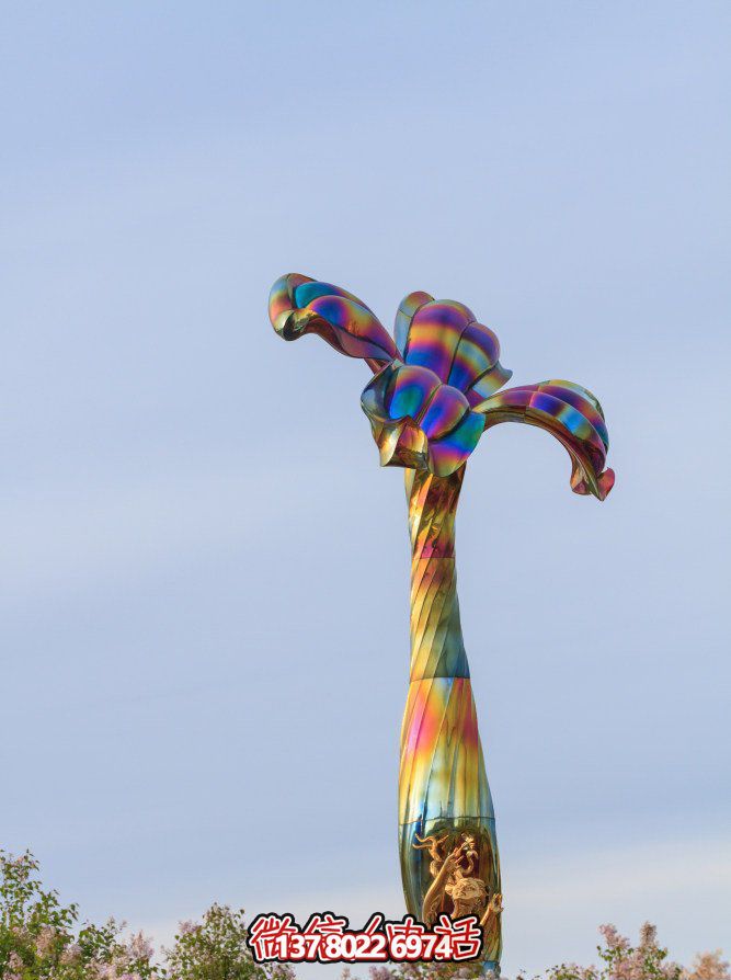 玻璃鋼藝術(shù)雕塑，點(diǎn)綴五彩花朵，為公園景觀帶來(lái)絢麗奪目的藝術(shù)氛圍