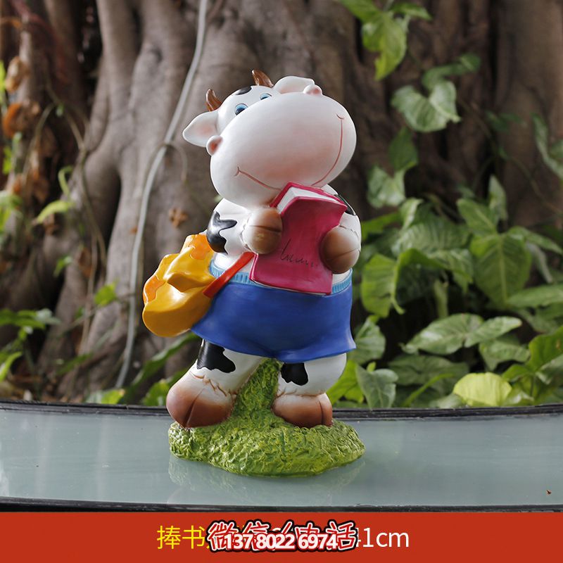 玻璃鋼雕塑牛，伴你一起看書，營造完美草坪