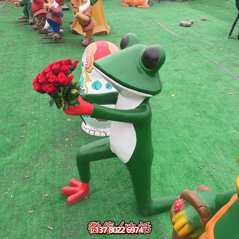 玻璃鋼雕塑，玫瑰青蛙拿玻璃公園裝飾