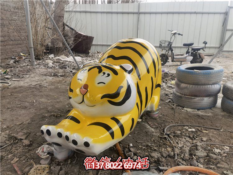 玻璃鋼彩繪抽象老虎雕塑，為幼兒園裝飾而生