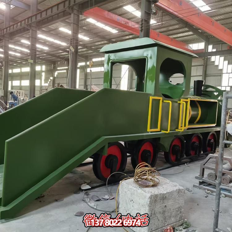 精致不銹鋼車頭雕塑，給游樂園增添時尚色彩