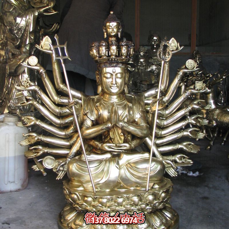 鎏金菩薩雕塑，供奉觀音祈福