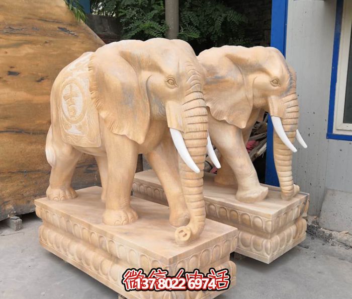 紅色庭院一抹晚霞，一個石雕大象雕塑