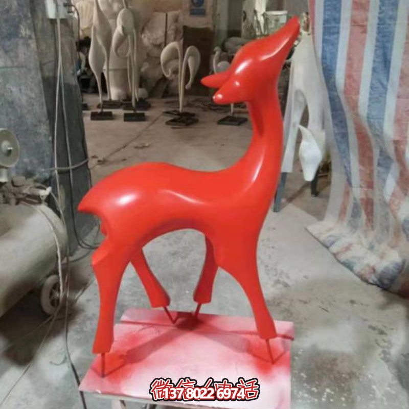 玻璃鋼制紅色梅花鹿雕塑，裝點(diǎn)別墅小區(qū)精致美觀