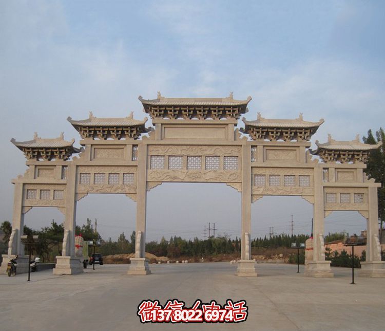 精美大型鏤空牌樓石雕，為公園廣場增添美麗色彩