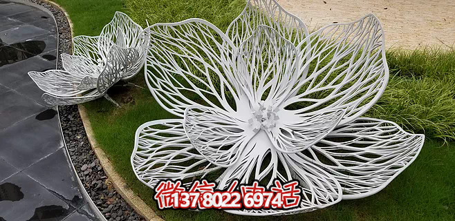 不銹鋼蓮花雕塑，鐵藝裝點戶外廣場
