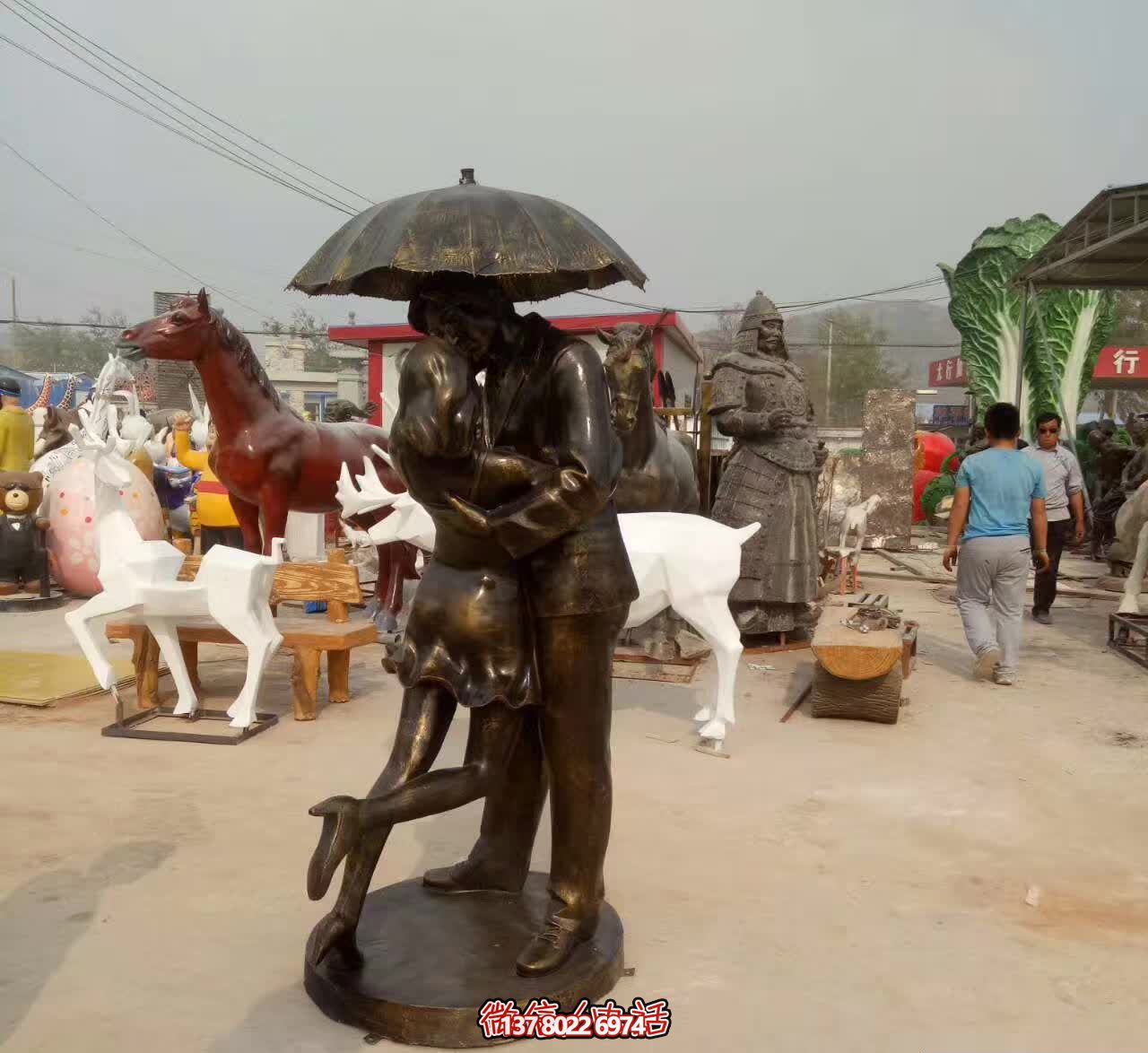 銅雕傘情侶接吻雕塑，在景區(qū)擁抱浪漫