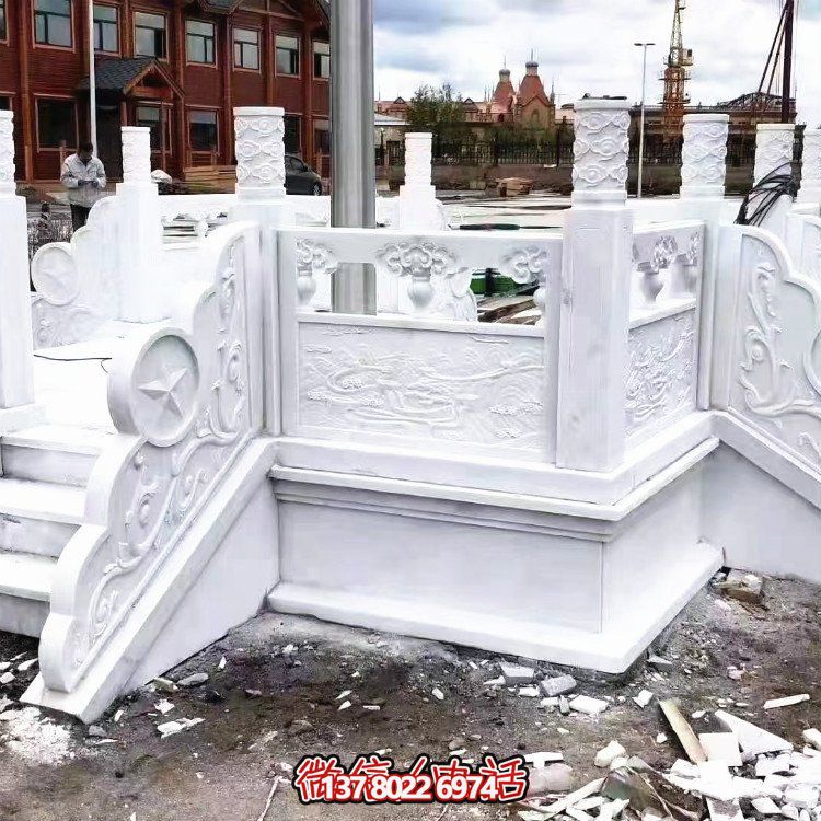 漢白玉升旗臺(tái)，做工精美，安全防護(hù)欄桿