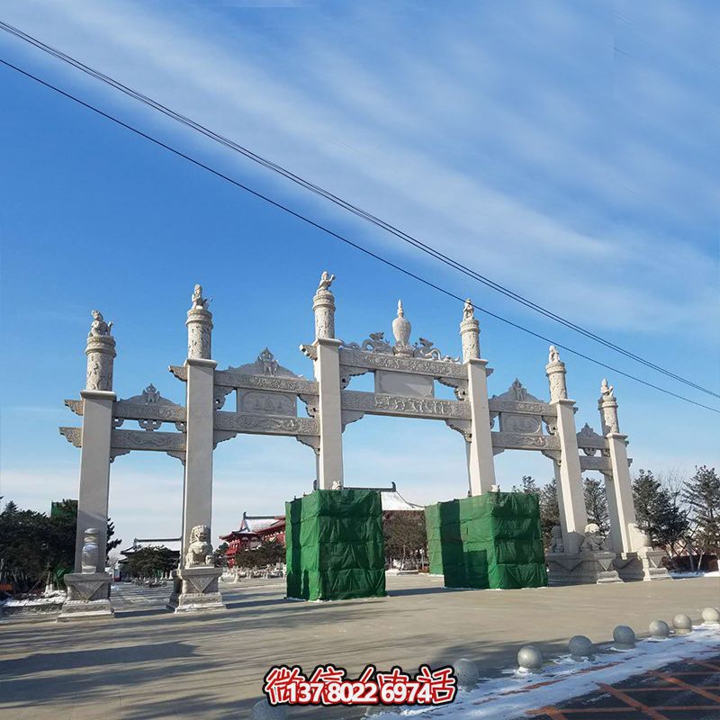 新款漢白玉牌坊，美觀而古樸的石六柱，為寺院和景區(qū)增添靈氣