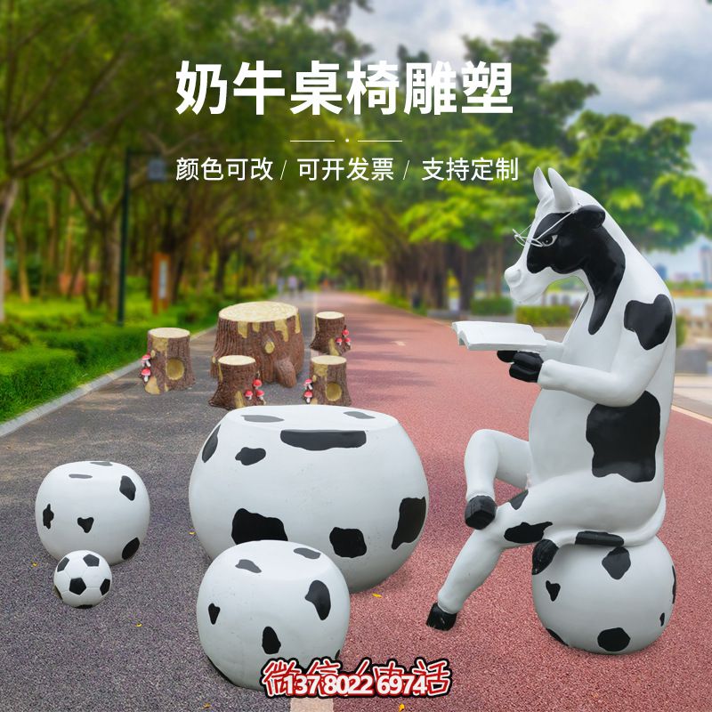玻璃鋼雕塑牛只著看書桌椅，林中戶外休閑體驗