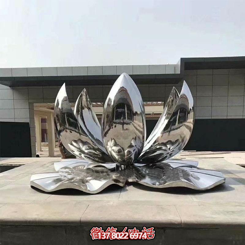 大型不銹鋼蓮花雕塑，鏡面反射景觀