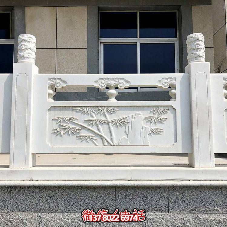 精致古典庭院雕飾浮雕石柱、欄桿、欄板，營造溫馨園林