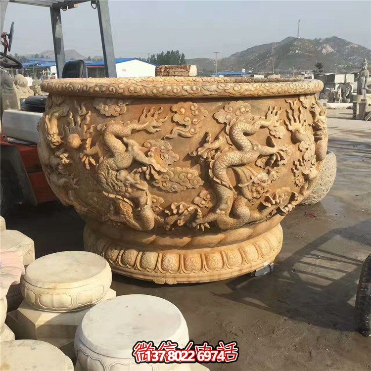 傳統(tǒng)水缸，絢麗多彩的雙龍戲紋