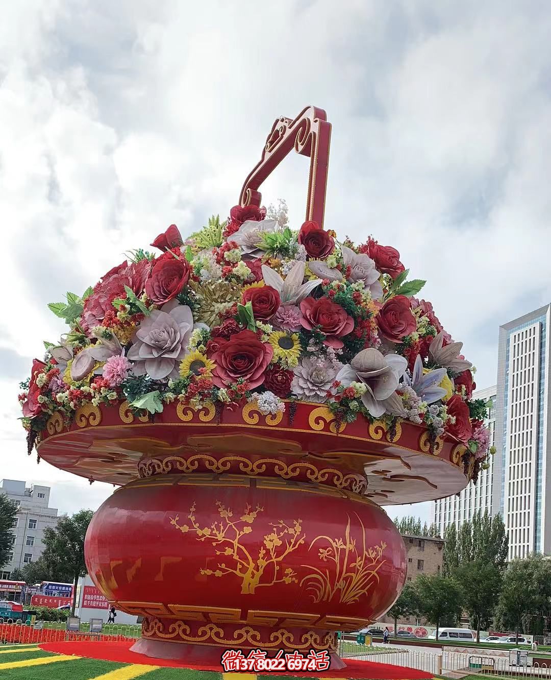 現(xiàn)代五彩花籃，給城市廣場帶來活力