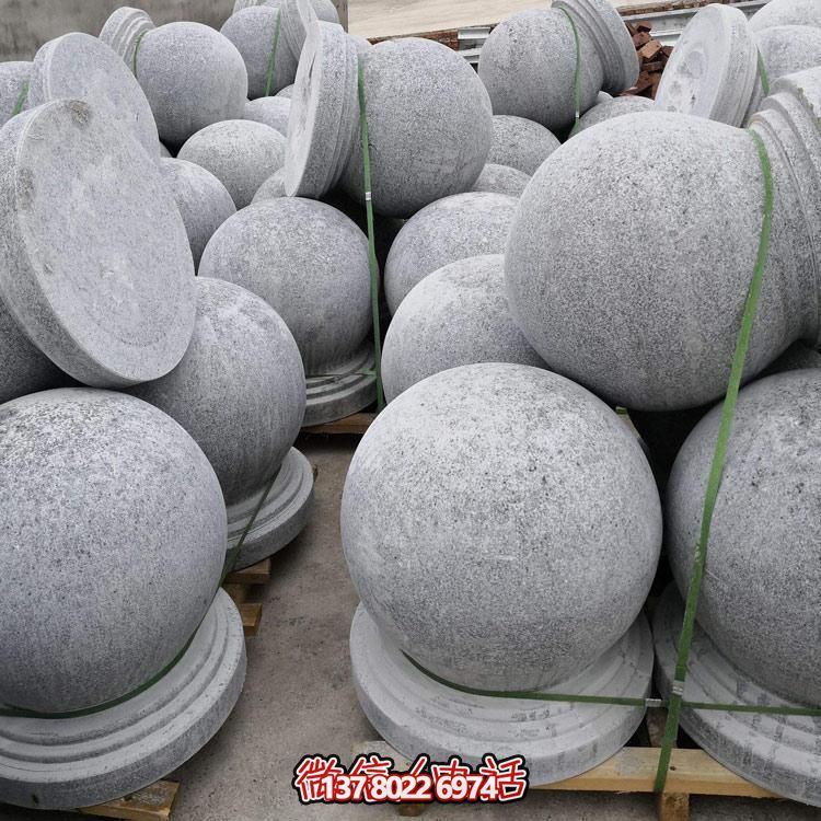 精美石雕車阻，點(diǎn)綴公園美景