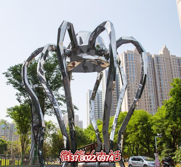 不銹鋼長(zhǎng)腿螃蟹雕塑，為公園增添創(chuàng)意裝飾