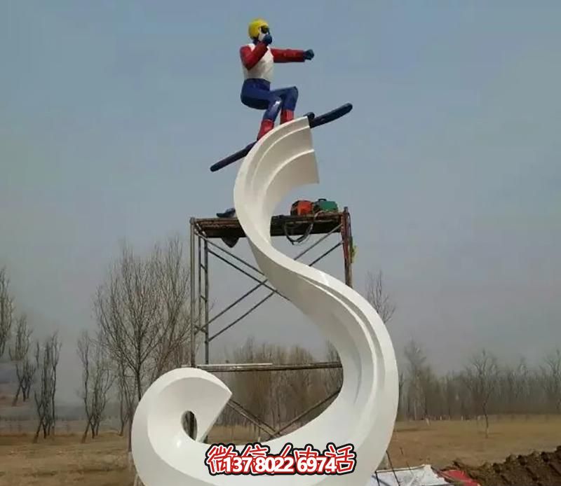 彩繪不銹鋼雕塑，把滑雪運動主題人物雕刻到廣場上