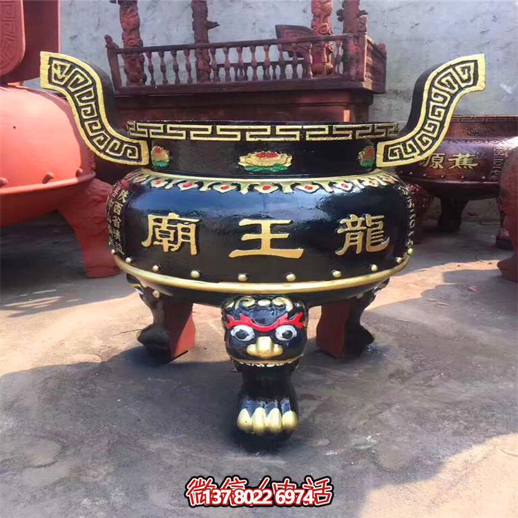 精美彩繪金漆圓形香爐，為寺廟添彩