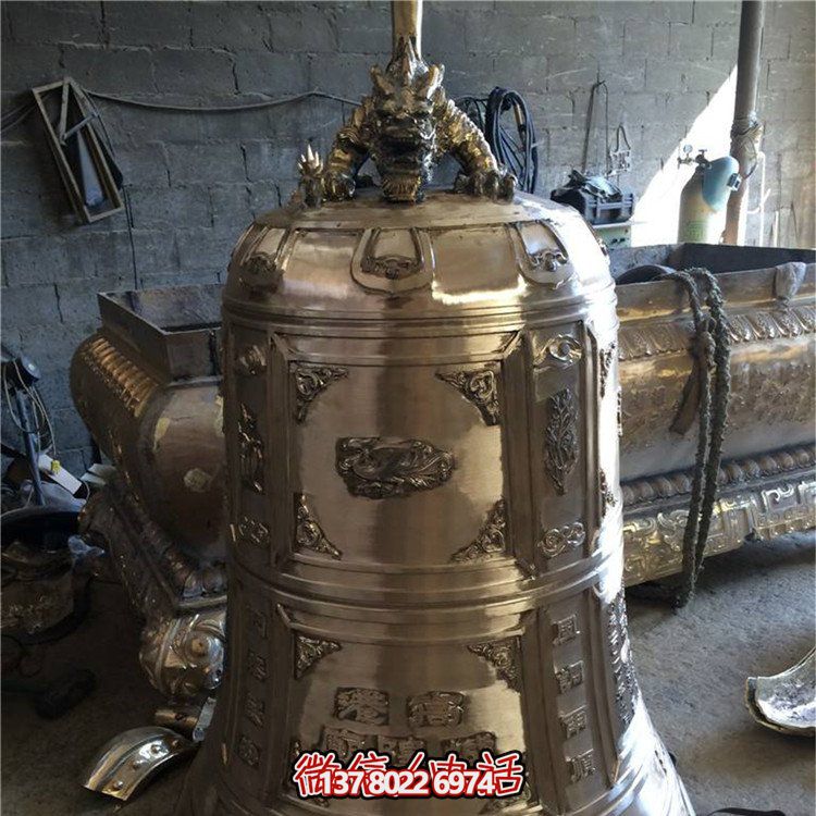 精美銅鐘雕塑，欣賞大型浮雕景觀