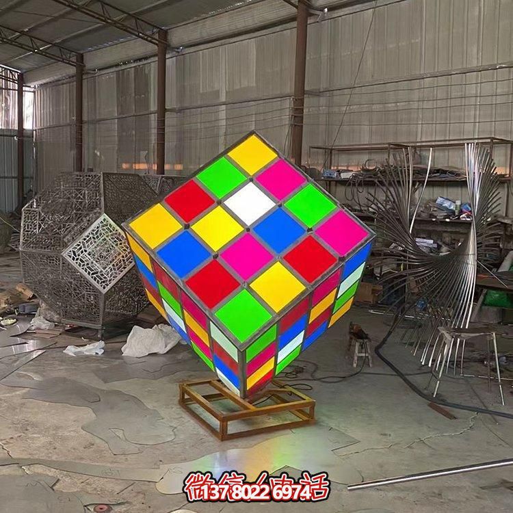 不銹鋼彩繪魔方景觀雕塑，點綴校園廣場