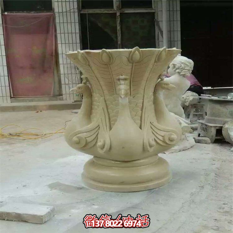 石雕孔雀歐式花盆，讓你的小區(qū)別墅園林更添精致