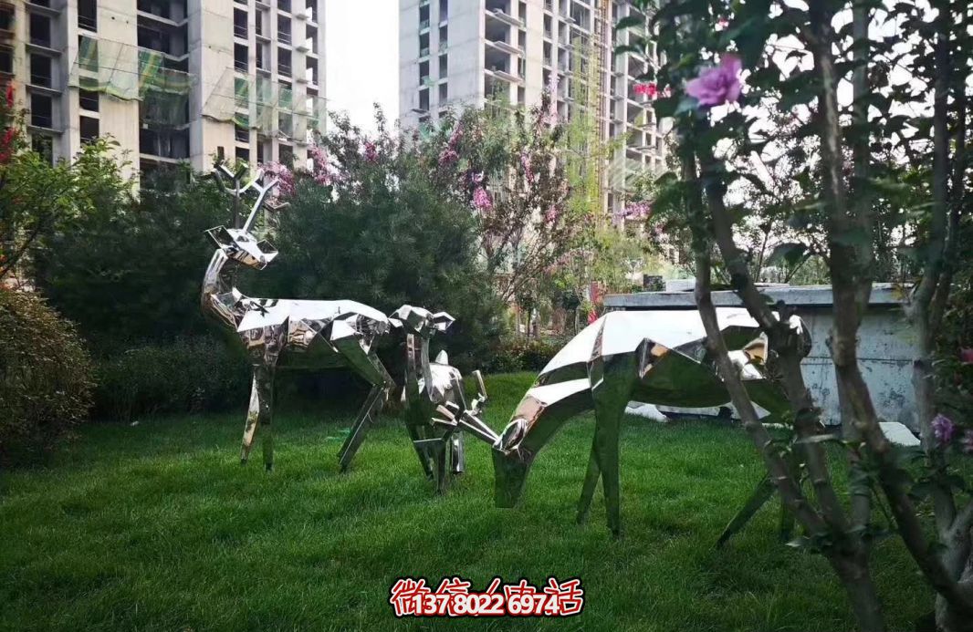 不銹鋼梅花鹿雕塑，讓公園草坪更美麗